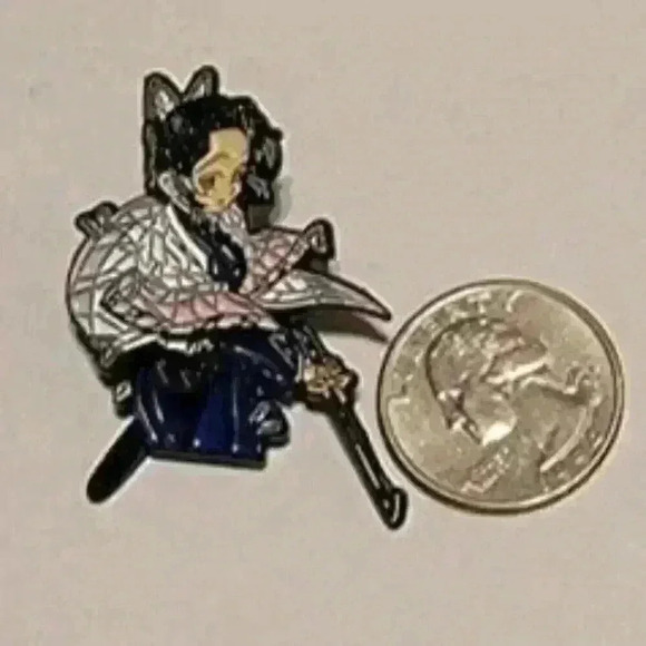 Demon Slayer: Kimetsu no Yaiba Shinobu Kochō Enamel Pin - Picture 3 of 4